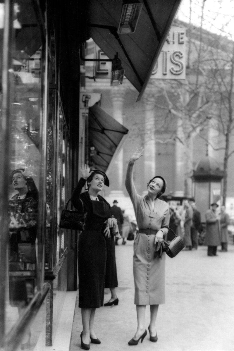 Dwie panie stojące pod promiennikiem podczerwieni firmy Schwank na Rue Tronchet, Paryż, 1948 r.